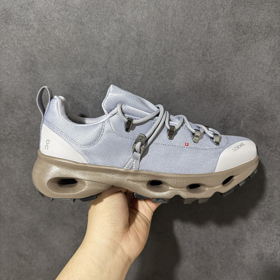 Loewe x ON 罗意威昂跑联名系列 鞋面采用一体成型布料 有弹性非常透气 鞋底是镂空设计 运用了C