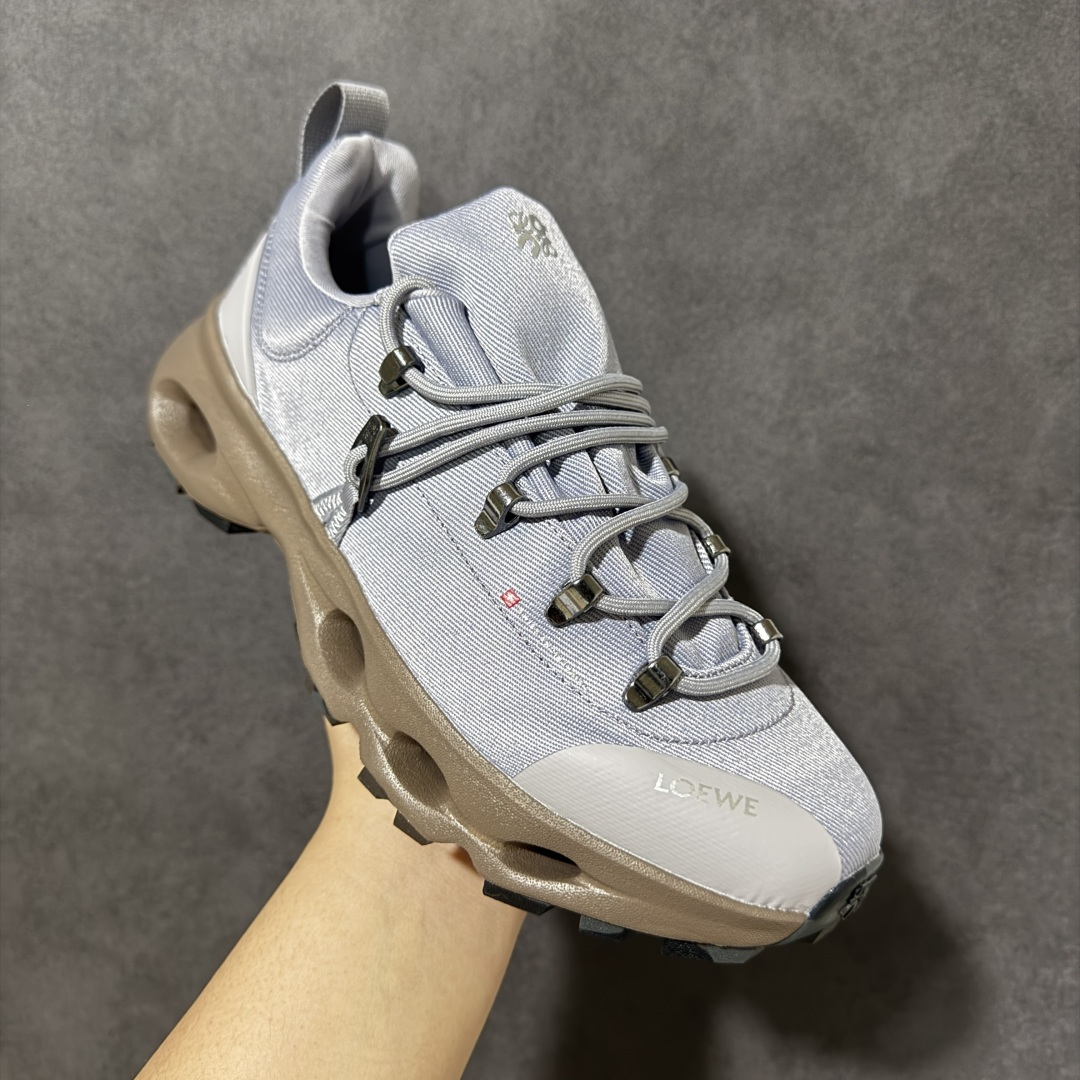 Loewe x ON 罗意威昂跑联名系列 鞋面采用一体成型布料 有弹性非常透气 鞋底是镂空设计 运用了C