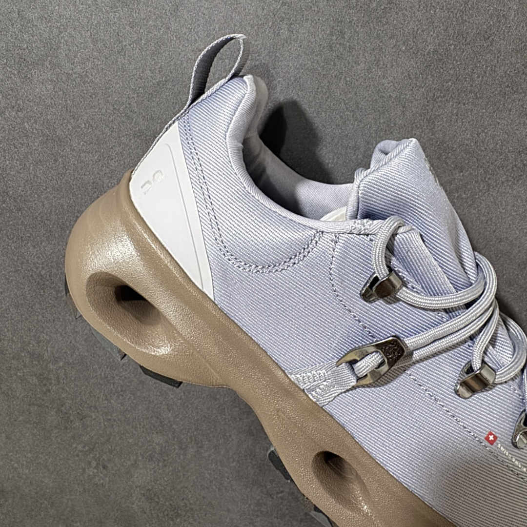 Loewe x ON 罗意威昂跑联名系列 鞋面采用一体成型布料 有弹性非常透气 鞋底是镂空设计 运用了C