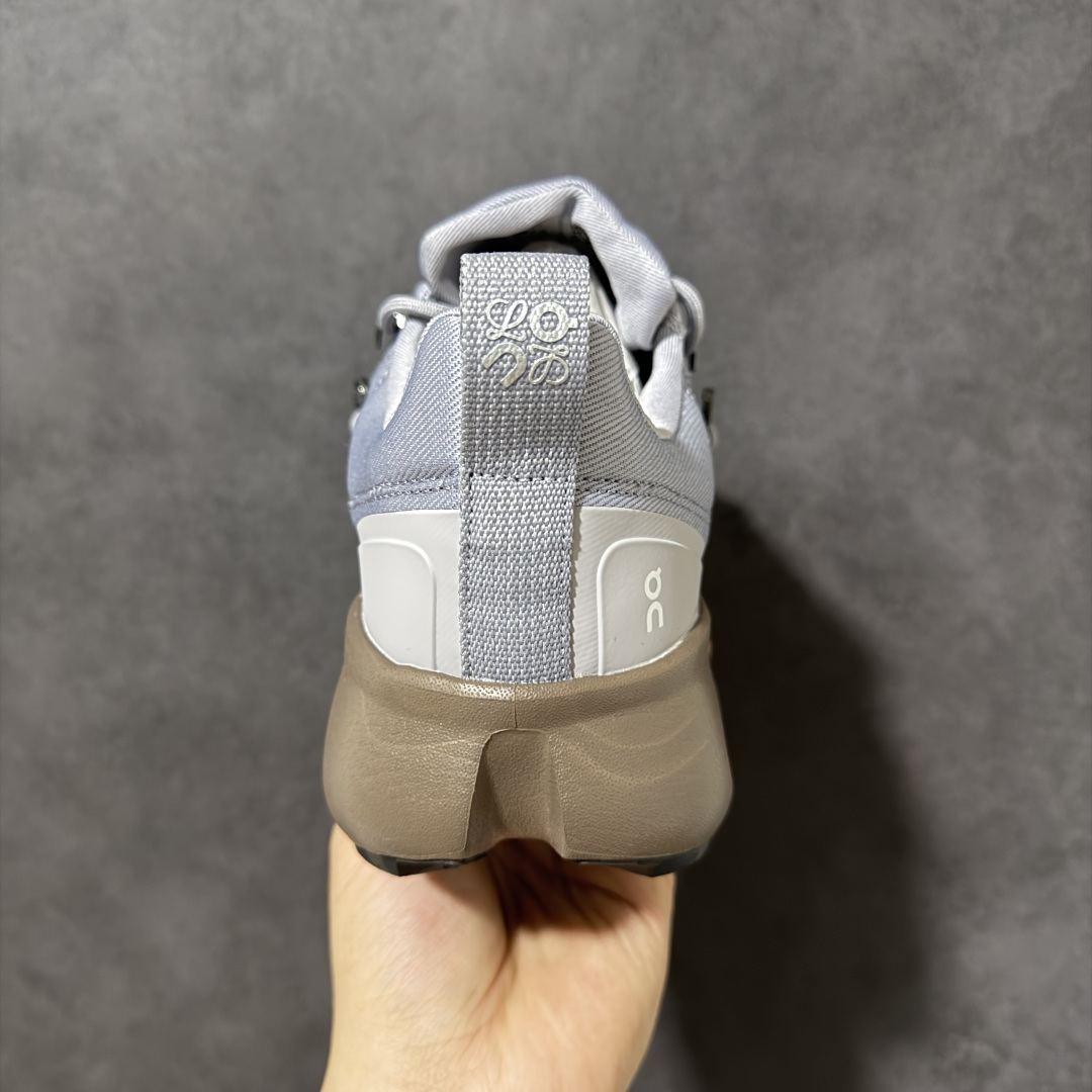 Loewe x ON 罗意威昂跑联名系列 鞋面采用一体成型布料 有弹性非常透气 鞋底是镂空设计 运用了C