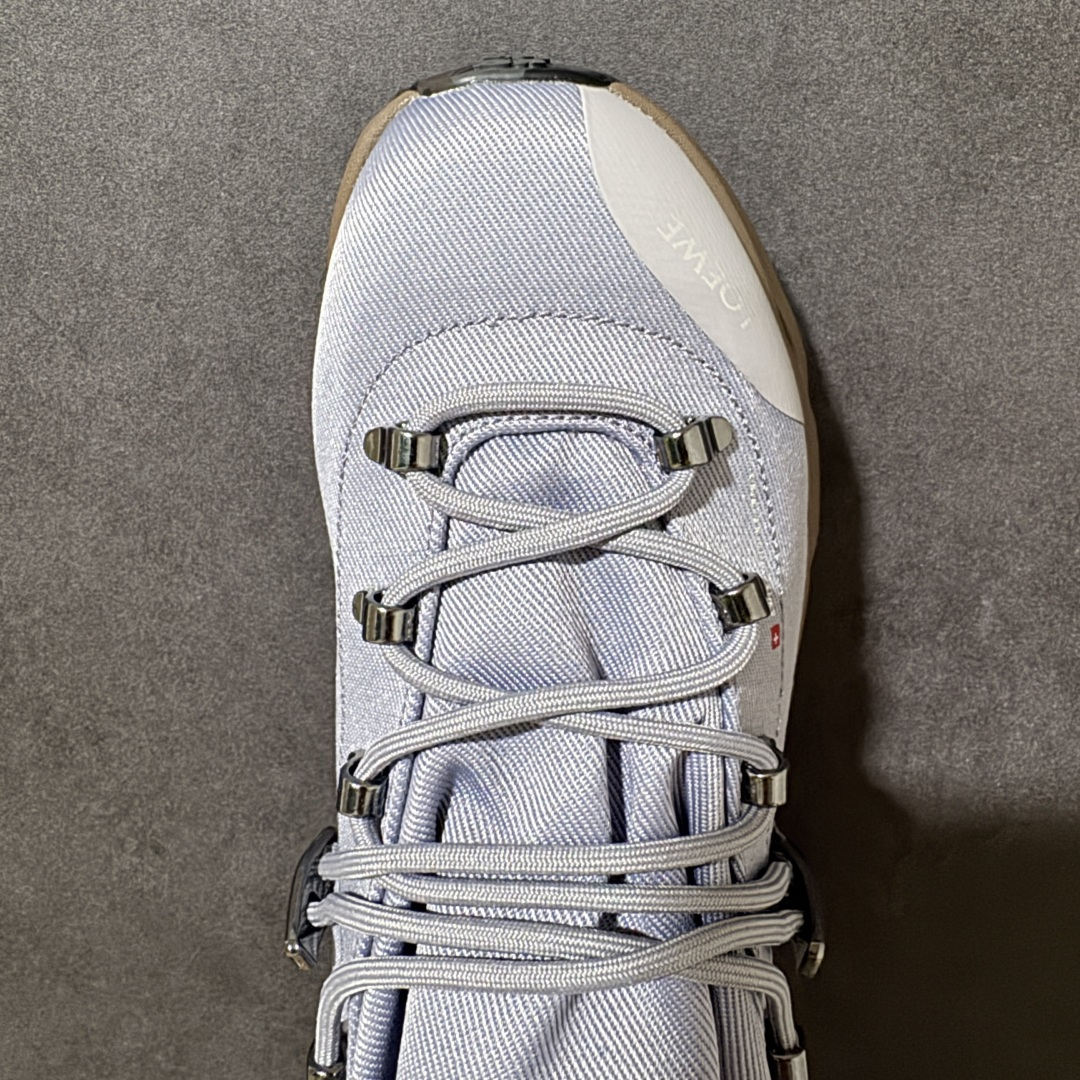 Loewe x ON 罗意威昂跑联名系列 鞋面采用一体成型布料 有弹性非常透气 鞋底是镂空设计 运用了C