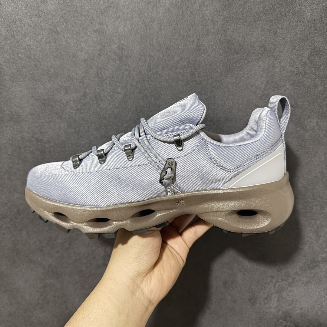 Loewe x ON 罗意威昂跑联名系列 鞋面采用一体成型布料 有弹性非常透气 鞋底是镂空设计 运用了C