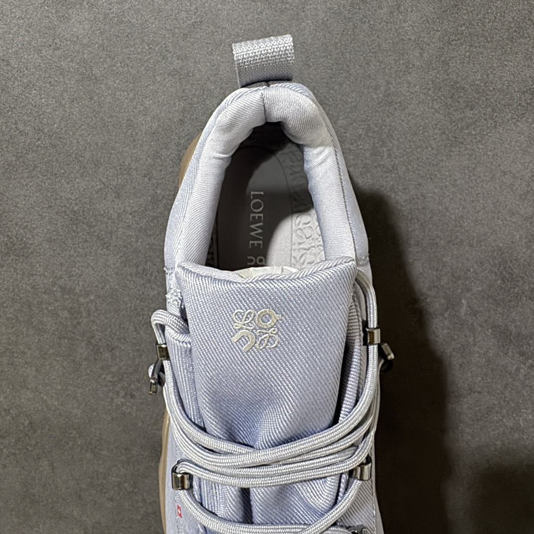 Loewe x ON 罗意威昂跑联名系列 鞋面采用一体成型布料 有弹性非常透气 鞋底是镂空设计 运用了C