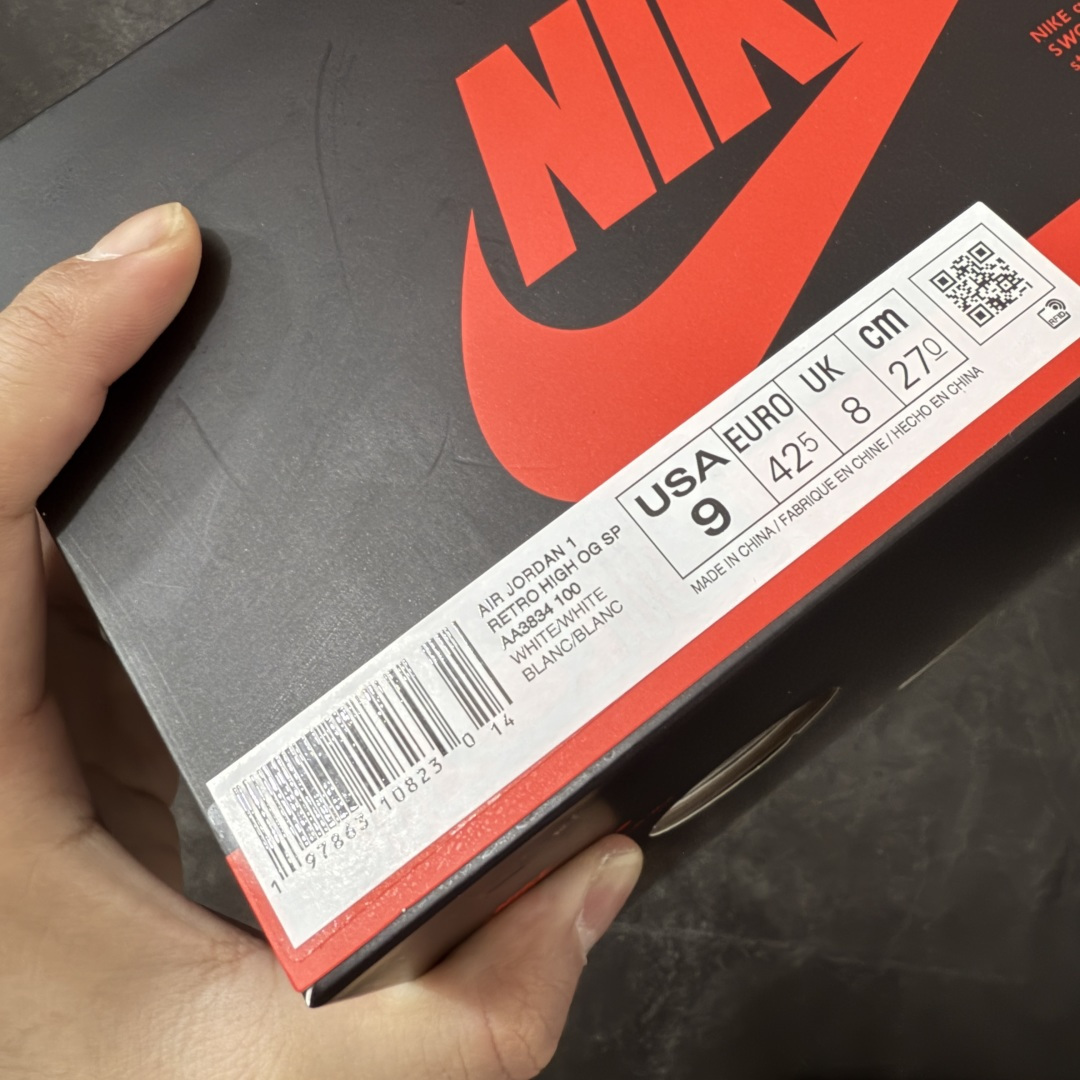 图片[14]-【PK纯原】AJ1 OW联名款 纯白 全白 欧洲限定Off White x Air Jordan 货号：AA3834-100 尺码：40-48.5 注意：鞋盒损坏售后扣50 配件丢失扣20 专业老厂出品 市场第一梯队品质 鞋面网纱、后跟港宝等材料 均采购来自原厂 针车孔深度 间距 极致还原乱真 所有模具原鞋拆解开发 此前历经多次曝光的Off-Whitex AirJordan1\”阿拉斯加\”已正式更名为 Virgil Abloh Archive x Air Jordan 1 High OG\”Alaska\”。这款鞋沿用2018年「欧限」版本的设计元素，同时采用侧边镂空式全新包装，搭配透明内盒与印有「现代主义并非新生事物」字样的阿布洛主题手册，呼应维吉尔的核心设计理念 尺码：40-47.5-选品中心