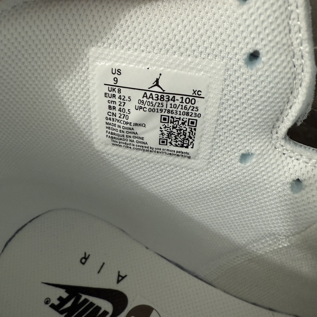 图片[10]-【PK纯原】AJ1 OW联名款 纯白 全白 欧洲限定Off White x Air Jordan 货号：AA3834-100 尺码：40-48.5 注意：鞋盒损坏售后扣50 配件丢失扣20 专业老厂出品 市场第一梯队品质 鞋面网纱、后跟港宝等材料 均采购来自原厂 针车孔深度 间距 极致还原乱真 所有模具原鞋拆解开发 此前历经多次曝光的Off-Whitex AirJordan1\”阿拉斯加\”已正式更名为 Virgil Abloh Archive x Air Jordan 1 High OG\”Alaska\”。这款鞋沿用2018年「欧限」版本的设计元素，同时采用侧边镂空式全新包装，搭配透明内盒与印有「现代主义并非新生事物」字样的阿布洛主题手册，呼应维吉尔的核心设计理念 尺码：40-47.5-选品中心