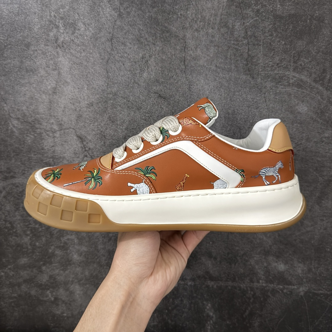 图片[2]-【莞产礼盒版】广奢高端货–唯一正确版本 LOUIS VUITTON Tilted 系列｜2026 早春全新上架 LV 路易威登 Tilted Low Sneakers 倾斜系列低帮复古休闲运动板鞋 男鞋｜广东原产｜市售顶级）版本 ✦ 升级原楦型开发纸版，鞋型更立体更正 ✦ Monogram 丹宁布鞋面，质感高级耐看 ✦ 鞋垫嵌入EVA软脚感物料，回弹舒适 ✦ 后跟耐弯折滴塑支撑片，稳定不塌 ✦ 全新开发TPR光泽组合隔色鞋底 ✦ LV组合 TPU 生胶底结构，行走稳、耐磨强 ✦ 原版购入开发 ✦ 厚实抽屉式礼品鞋盒 ✦ 原装包装说明书＋防尘布袋 ✦ 附送官方快递加固牛皮纸外盒 法国巴黎百年奢侈品牌 LOUIS VUITTON 路易威登 尺码：39 40 41 42 43 44 45-选品中心