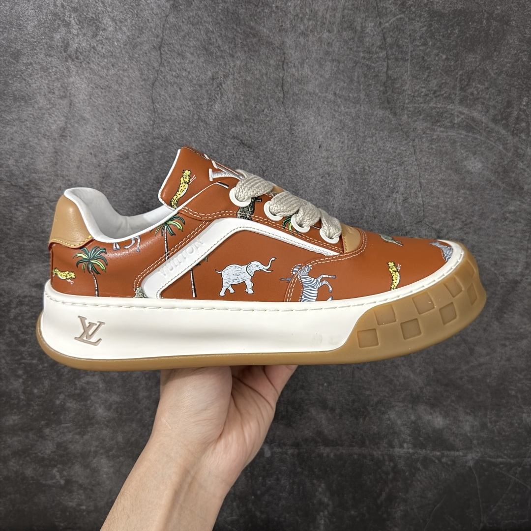 【莞产礼盒版】广奢高端货--唯一正确版本 LOUIS VUITTON Tilted 系列｜2026 早春全新上架 LV 路易威登 Tilted Low Sneakers 倾斜系列低帮复古休闲运动板鞋 男鞋｜广东原产｜市售顶级）版本 ✦ 升级原楦型开发纸版，鞋型更立体更正 ✦ Monogram 丹宁布鞋面，质感高级耐看 ✦ 鞋垫嵌入EVA软脚感物料，回弹舒适 ✦ 后跟耐弯折滴塑支撑片，稳定不塌 ✦ 全新开发TPR光泽组合隔色鞋底 ✦ LV组合 TPU 生胶底结构，行走稳、耐磨强 ✦ 原版购入开发 ✦ 厚实抽屉式礼品鞋盒 ✦ 原装包装说明书＋防尘布袋 ✦ 附送官方快递加固牛皮纸外盒 法国巴黎百年奢侈品牌 LOUIS VUITTON 路易威登 尺码：39 40 41 42 43 44 45-选品中心