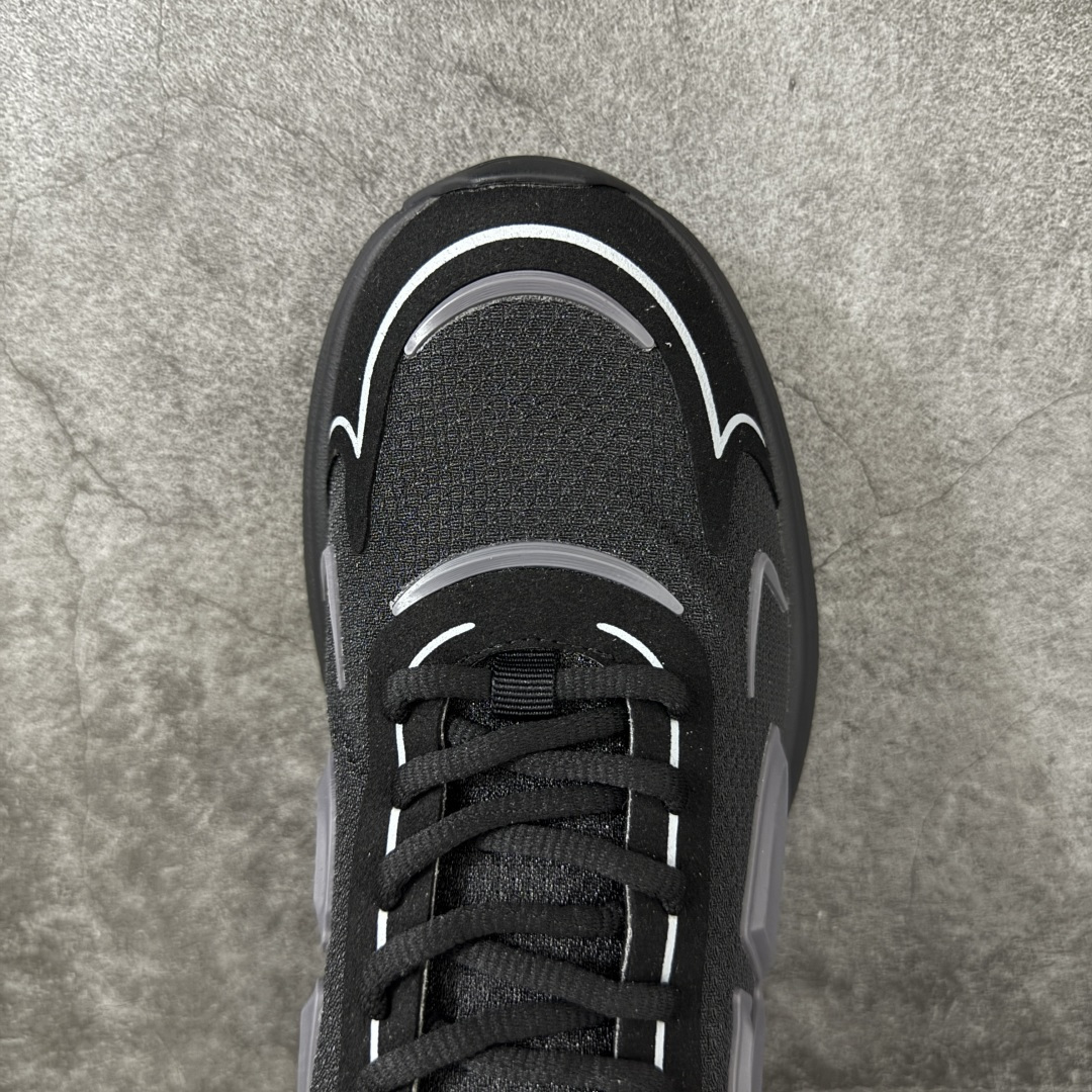 DIOR B30 Countdown Tech 运动鞋，属于2026春夏系列，是品牌在老爹鞋风潮中推出的