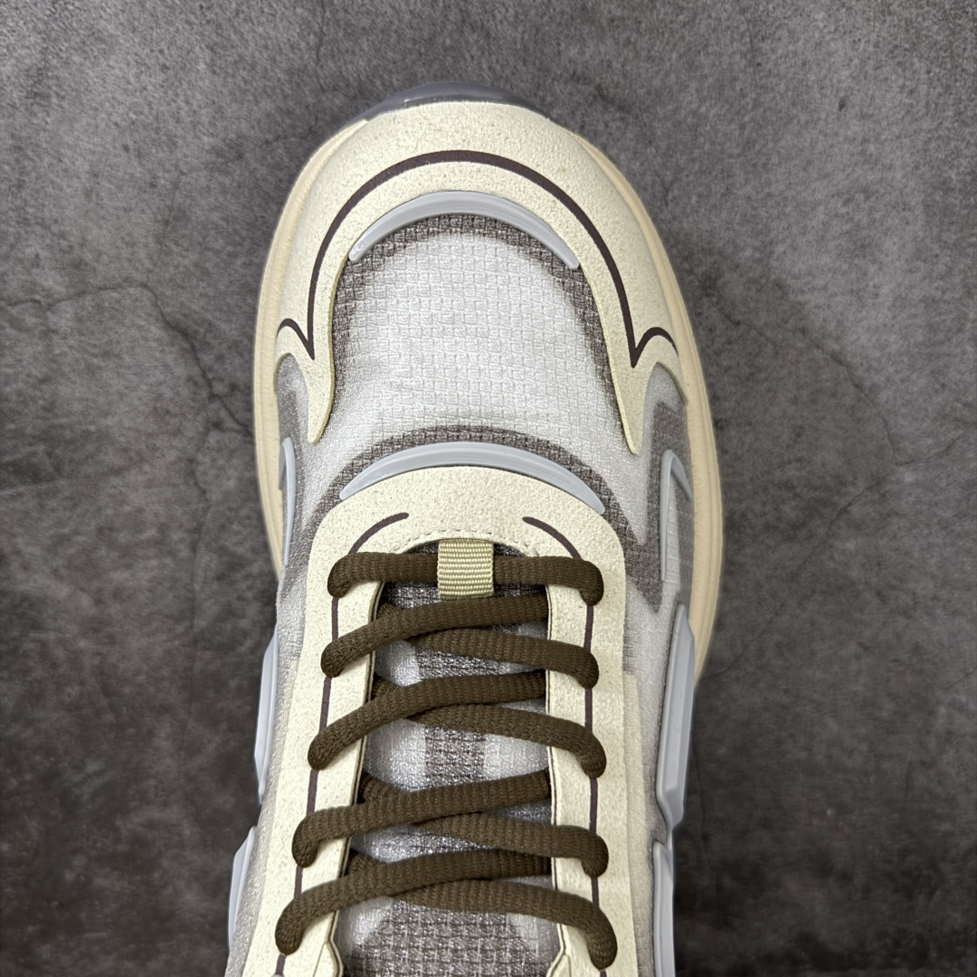 DIOR B30 Countdown Tech 运动鞋，属于2026春夏系列，是品牌在老爹鞋风潮中推出的