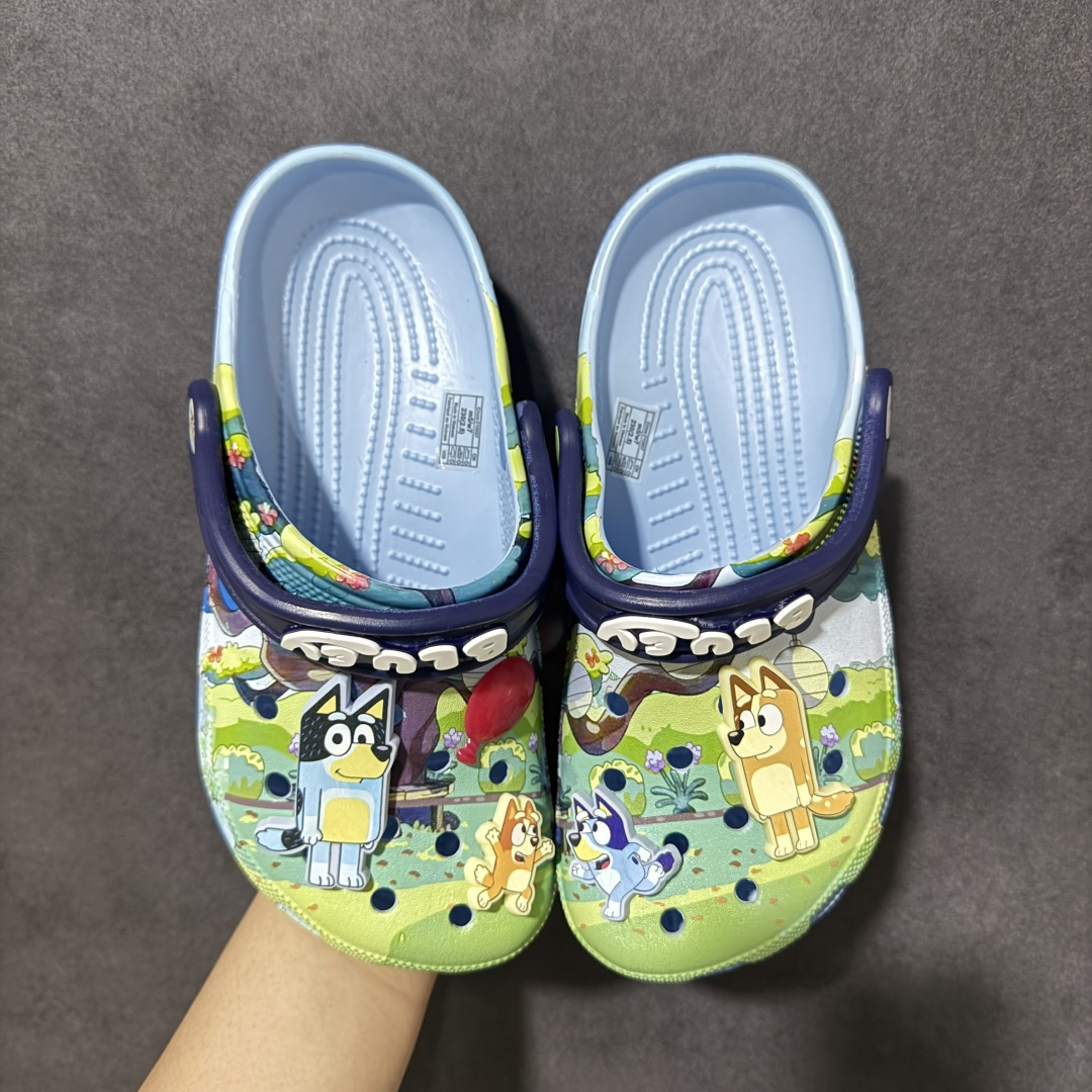 【韩国订单】Crocs 卡骆驰 Clog 明星印花款 两用沙滩洞洞鞋 凉鞋拖鞋 全新莞产高端品质鞋底可增