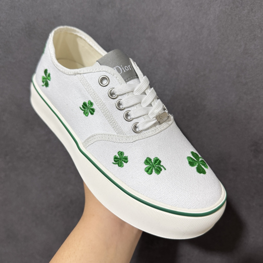 图片[3]-【莞产版本】Dior Saltwind系列 厚底 老花 四叶草🍀帆布鞋​​ 👟Dior Saltwind系列帆布鞋，经典Oblique老花图案，复古又时髦！低帮系带设计，轻便舒适，日常通勤或休闲都OK。 🍀Dior Saltwind系列帆布鞋，2026春夏新品，由Jonathan Anderson设计。白色帆布+绿色四叶草刺绣，寓意幸运与美好✨。 低帮设计，轻盈舒适，日常穿搭无压力。鞋底橡胶材质，耐磨又抓地力强，春夏季节超适合！四叶草元素超有辨识度，法式优雅和现代感兼具，时尚实用两不误，是潮人必入单品！ 尺码：35-39-选品中心