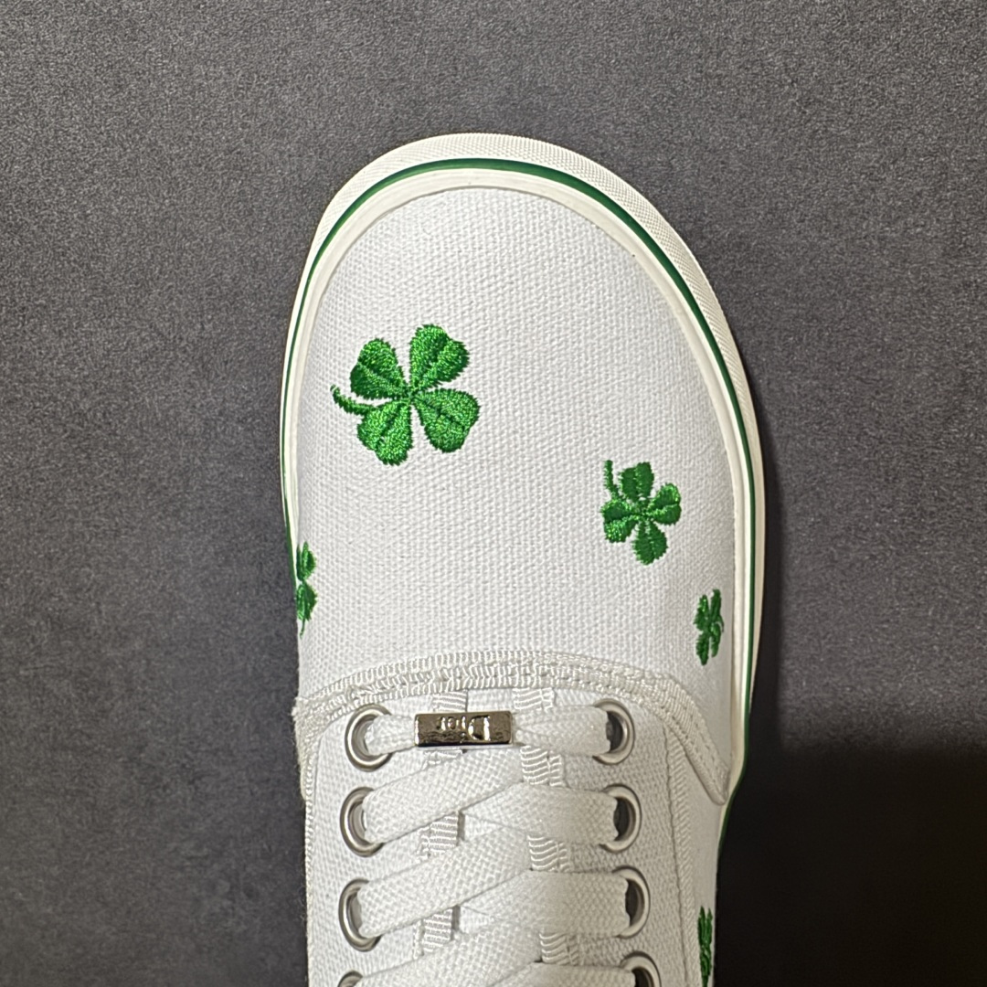 图片[5]-【莞产版本】Dior Saltwind系列 厚底 老花 四叶草🍀帆布鞋​​ 👟Dior Saltwind系列帆布鞋，经典Oblique老花图案，复古又时髦！低帮系带设计，轻便舒适，日常通勤或休闲都OK。 🍀Dior Saltwind系列帆布鞋，2026春夏新品，由Jonathan Anderson设计。白色帆布+绿色四叶草刺绣，寓意幸运与美好✨。 低帮设计，轻盈舒适，日常穿搭无压力。鞋底橡胶材质，耐磨又抓地力强，春夏季节超适合！四叶草元素超有辨识度，法式优雅和现代感兼具，时尚实用两不误，是潮人必入单品！ 尺码：35-39-选品中心