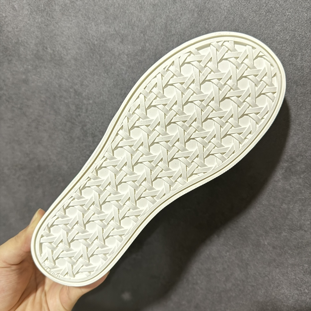 图片[9]-【莞产版本】Dior Saltwind系列 厚底 老花 四叶草🍀帆布鞋​​ 👟Dior Saltwind系列帆布鞋，经典Oblique老花图案，复古又时髦！低帮系带设计，轻便舒适，日常通勤或休闲都OK。 🍀Dior Saltwind系列帆布鞋，2026春夏新品，由Jonathan Anderson设计。白色帆布+绿色四叶草刺绣，寓意幸运与美好✨。 低帮设计，轻盈舒适，日常穿搭无压力。鞋底橡胶材质，耐磨又抓地力强，春夏季节超适合！四叶草元素超有辨识度，法式优雅和现代感兼具，时尚实用两不误，是潮人必入单品！ 尺码：35-39-选品中心