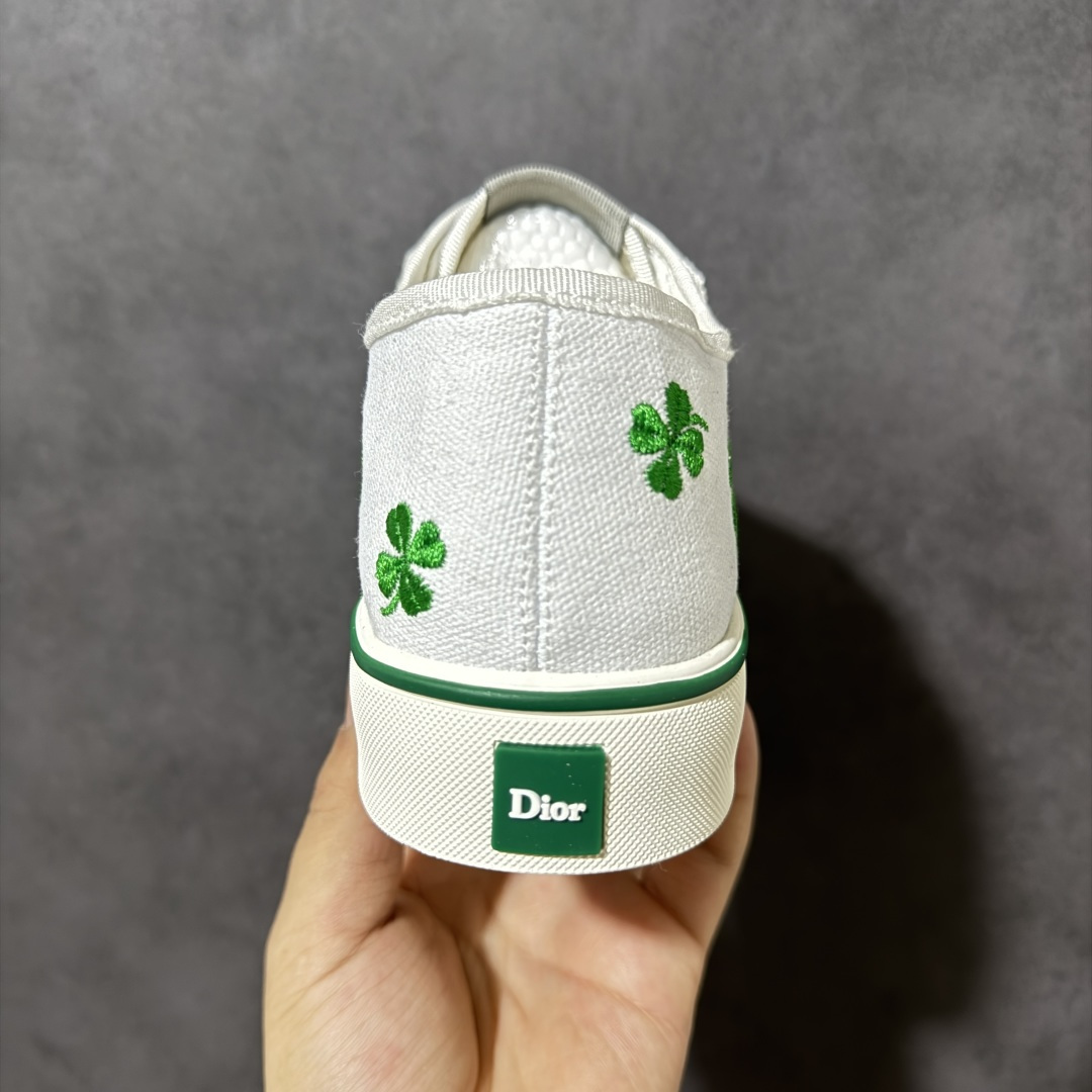图片[4]-【莞产版本】Dior Saltwind系列 厚底 老花 四叶草🍀帆布鞋​​ 👟Dior Saltwind系列帆布鞋，经典Oblique老花图案，复古又时髦！低帮系带设计，轻便舒适，日常通勤或休闲都OK。 🍀Dior Saltwind系列帆布鞋，2026春夏新品，由Jonathan Anderson设计。白色帆布+绿色四叶草刺绣，寓意幸运与美好✨。 低帮设计，轻盈舒适，日常穿搭无压力。鞋底橡胶材质，耐磨又抓地力强，春夏季节超适合！四叶草元素超有辨识度，法式优雅和现代感兼具，时尚实用两不误，是潮人必入单品！ 尺码：35-39-选品中心