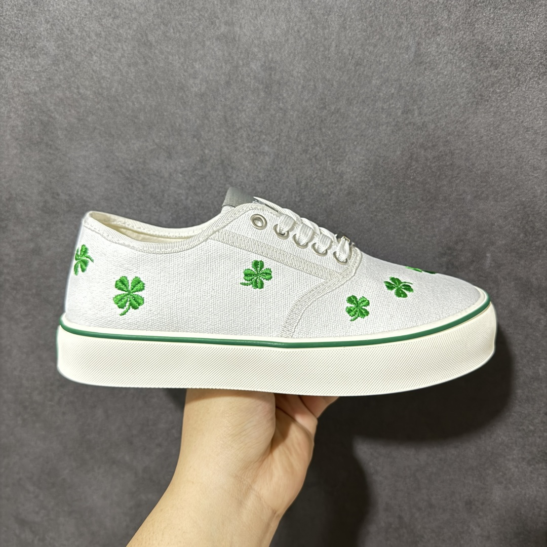 【莞产版本】Dior Saltwind系列 厚底 老花 四叶草🍀帆布鞋​​ 👟Dior Saltwind系列帆布鞋，经典Oblique老花图案，复古又时髦！低帮系带设计，轻便舒适，日常通勤或休闲都OK。 🍀Dior Saltwind系列帆布鞋，2026春夏新品，由Jonathan Anderson设计。白色帆布+绿色四叶草刺绣，寓意幸运与美好✨。 低帮设计，轻盈舒适，日常穿搭无压力。鞋底橡胶材质，耐磨又抓地力强，春夏季节超适合！四叶草元素超有辨识度，法式优雅和现代感兼具，时尚实用两不误，是潮人必入单品！ 尺码：35-39-选品中心