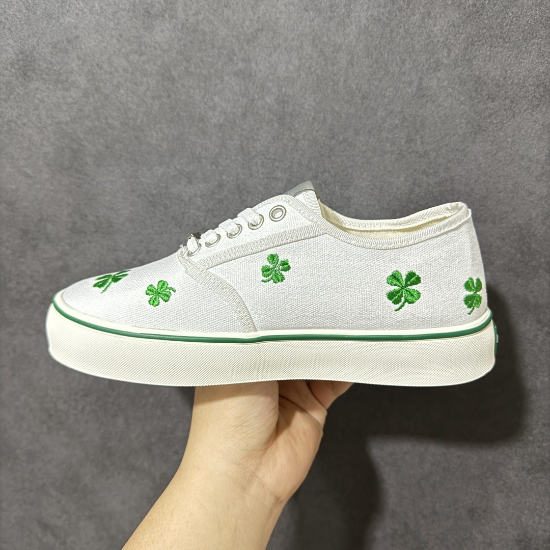 图片[2]-【莞产版本】Dior Saltwind系列 厚底 老花 四叶草🍀帆布鞋​​ 👟Dior Saltwind系列帆布鞋，经典Oblique老花图案，复古又时髦！低帮系带设计，轻便舒适，日常通勤或休闲都OK。 🍀Dior Saltwind系列帆布鞋，2026春夏新品，由Jonathan Anderson设计。白色帆布+绿色四叶草刺绣，寓意幸运与美好✨。 低帮设计，轻盈舒适，日常穿搭无压力。鞋底橡胶材质，耐磨又抓地力强，春夏季节超适合！四叶草元素超有辨识度，法式优雅和现代感兼具，时尚实用两不误，是潮人必入单品！ 尺码：35-39-选品中心
