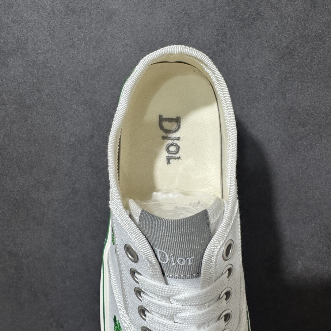 图片[6]-【莞产版本】Dior Saltwind系列 厚底 老花 四叶草🍀帆布鞋​​ 👟Dior Saltwind系列帆布鞋，经典Oblique老花图案，复古又时髦！低帮系带设计，轻便舒适，日常通勤或休闲都OK。 🍀Dior Saltwind系列帆布鞋，2026春夏新品，由Jonathan Anderson设计。白色帆布+绿色四叶草刺绣，寓意幸运与美好✨。 低帮设计，轻盈舒适，日常穿搭无压力。鞋底橡胶材质，耐磨又抓地力强，春夏季节超适合！四叶草元素超有辨识度，法式优雅和现代感兼具，时尚实用两不误，是潮人必入单品！ 尺码：35-39-选品中心