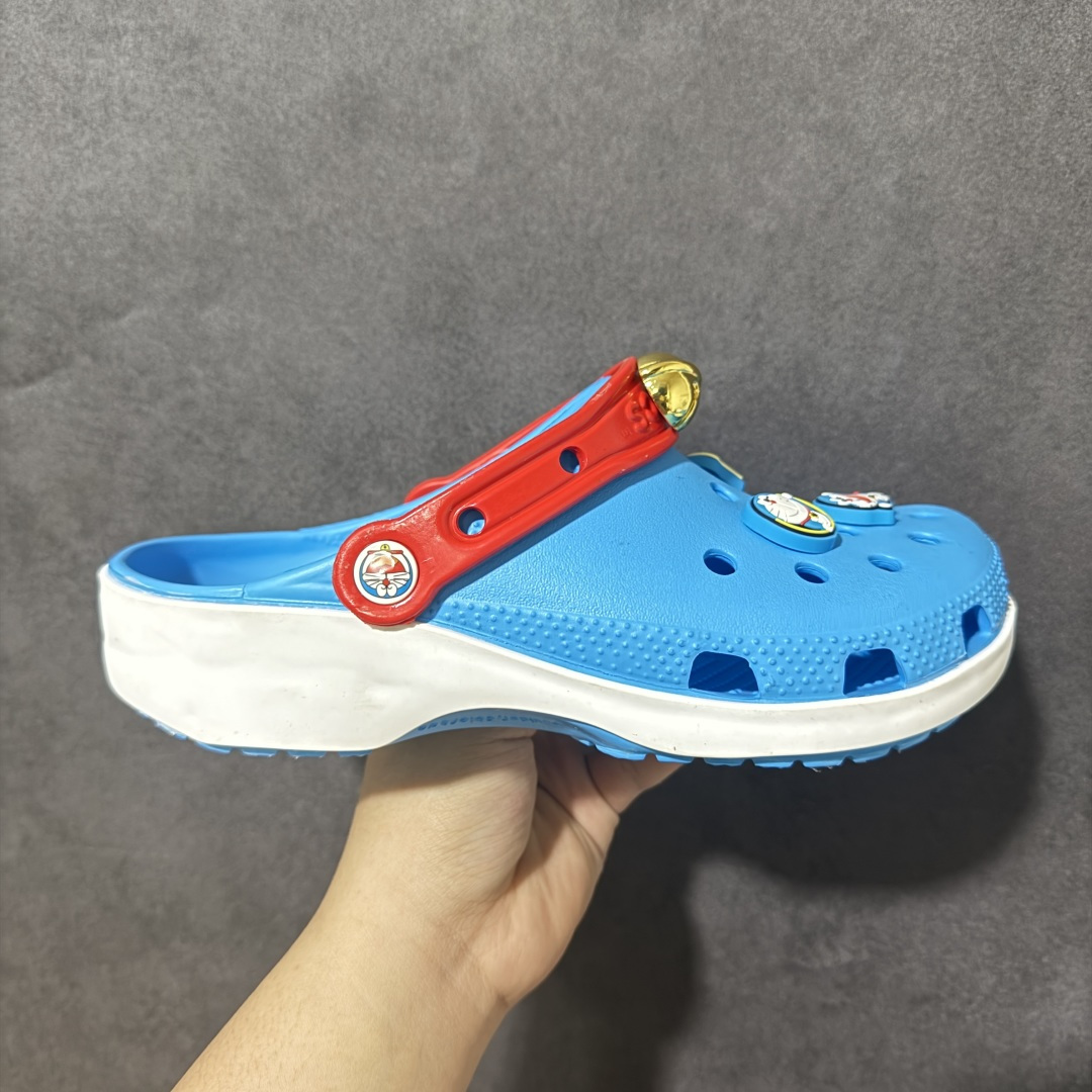 【韩国订单】Crocs 卡骆驰 Clog 明星印花款 两用沙滩洞洞鞋 凉鞋拖鞋 全新莞产高端品质 鞋底可增高2CM 鞋面更加耐用易清洗 该鞋款轻盈舒适 尺码：M4（36-37）M5（37-38）M6（38-39）M7(39-40）M8（41-42）M9（42-43）M10（43-44）M11（45-46）-选品中心
