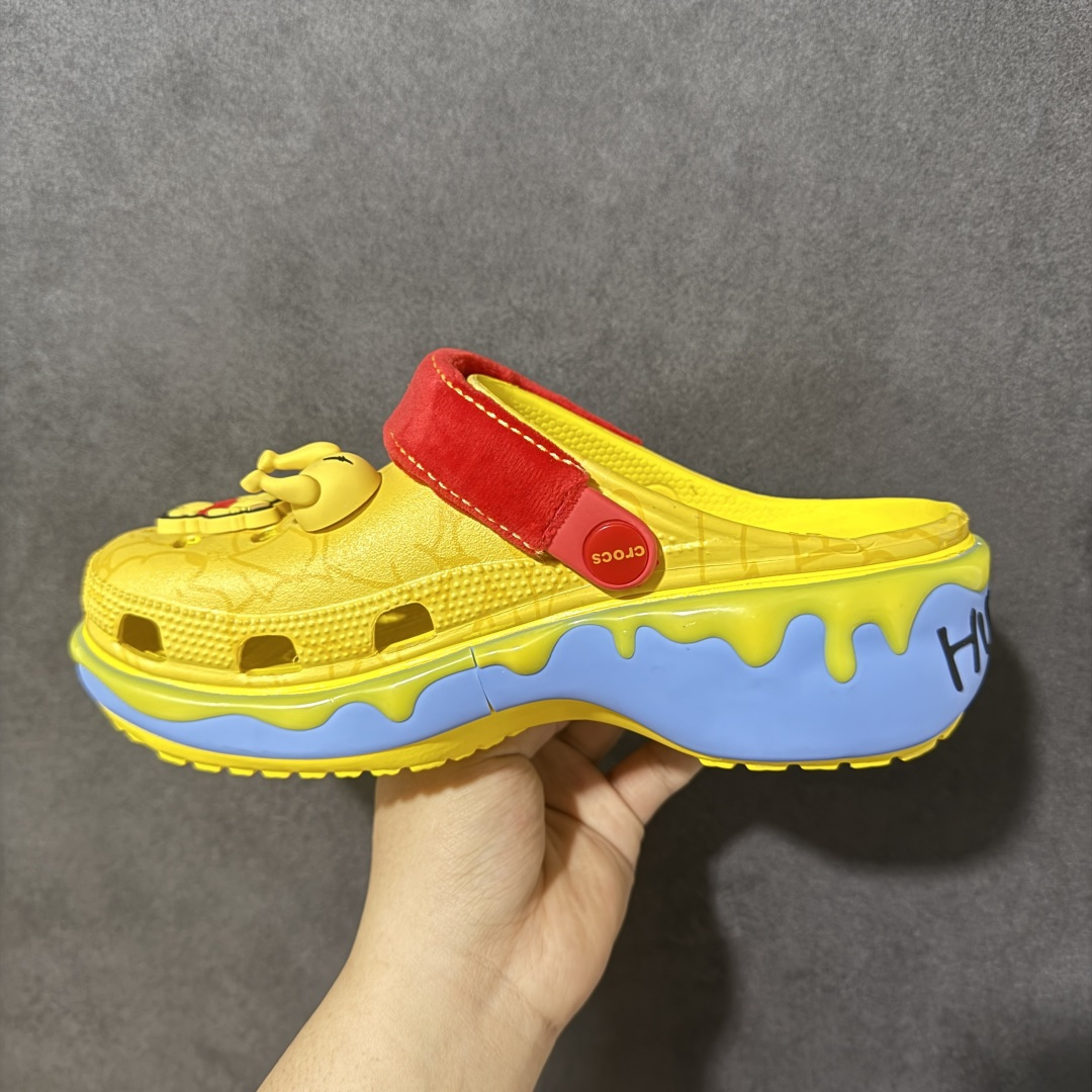 图片[2]-【韩国订单】Crocs 卡骆驰 Clog 明星印花款 两用沙滩洞洞鞋 凉鞋拖鞋 全新莞产高端品质 鞋底可增高2CM 鞋面更加耐用易清洗 该鞋款轻盈舒适 尺码：M4（36-37）M5（37-38）M6（38-39）M7(39-40）M8（41-42）M9（42-43）M10（43-44）M11（45-46）-选品中心
