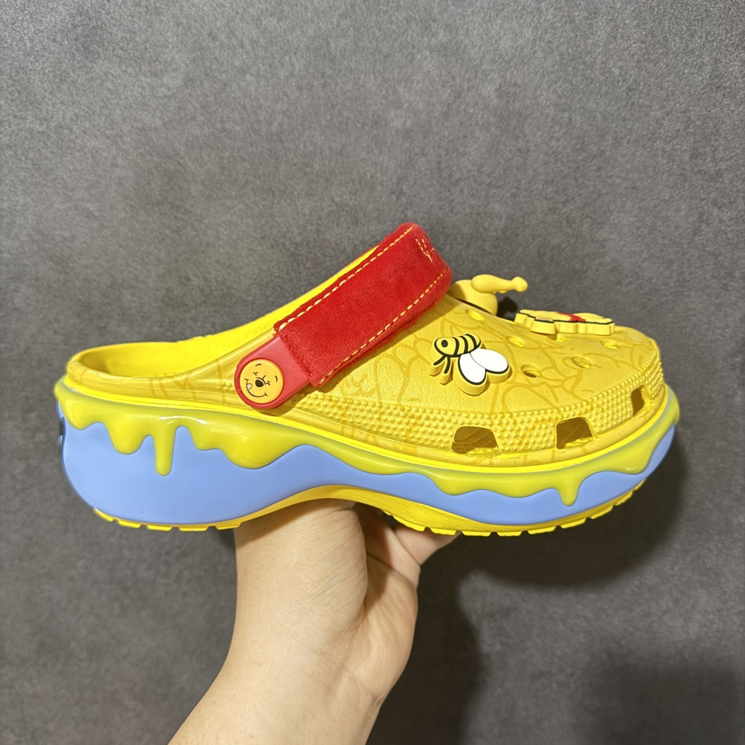 【韩国订单】Crocs 卡骆驰 Clog 明星印花款 两用沙滩洞洞鞋 凉鞋拖鞋 全新莞产高端品质 鞋底可增高2CM 鞋面更加耐用易清洗 该鞋款轻盈舒适 尺码：M4（36-37）M5（37-38）M6（38-39）M7(39-40）M8（41-42）M9（42-43）M10（43-44）M11（45-46）-选品中心