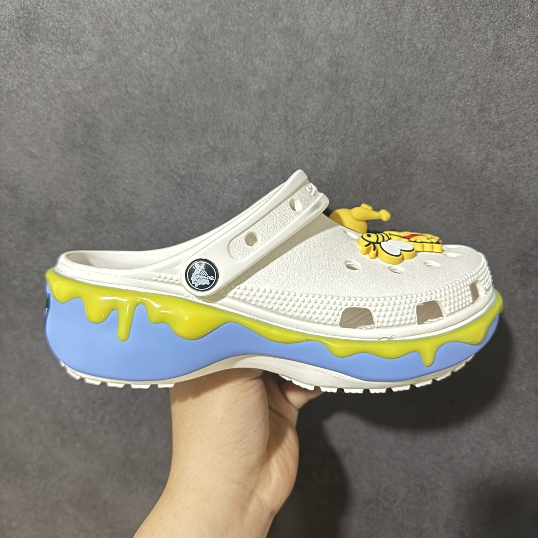 【韩国订单】Crocs 卡骆驰 Clog 明星印花款 两用沙滩洞洞鞋 凉鞋拖鞋 全新莞产高端品质 鞋底可增高2CM 鞋面更加耐用易清洗 该鞋款轻盈舒适 尺码：M4（36-37）M5（37-38）M6（38-39）M7(39-40）M8（41-42）M9（42-43）M10（43-44）M11（45-46）-选品中心