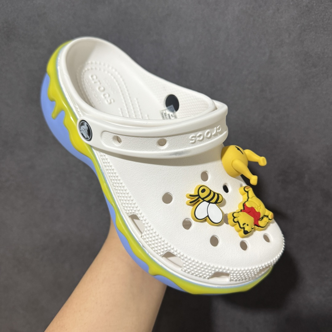 图片[3]-【韩国订单】Crocs 卡骆驰 Clog 明星印花款 两用沙滩洞洞鞋 凉鞋拖鞋 全新莞产高端品质 鞋底可增高2CM 鞋面更加耐用易清洗 该鞋款轻盈舒适 尺码：M4（36-37）M5（37-38）M6（38-39）M7(39-40）M8（41-42）M9（42-43）M10（43-44）M11（45-46）-选品中心