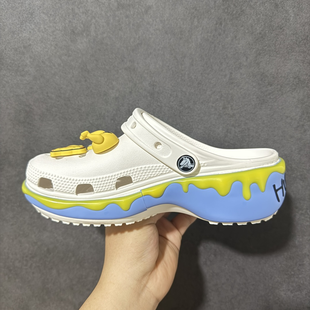 图片[2]-【韩国订单】Crocs 卡骆驰 Clog 明星印花款 两用沙滩洞洞鞋 凉鞋拖鞋 全新莞产高端品质 鞋底可增高2CM 鞋面更加耐用易清洗 该鞋款轻盈舒适 尺码：M4（36-37）M5（37-38）M6（38-39）M7(39-40）M8（41-42）M9（42-43）M10（43-44）M11（45-46）-选品中心
