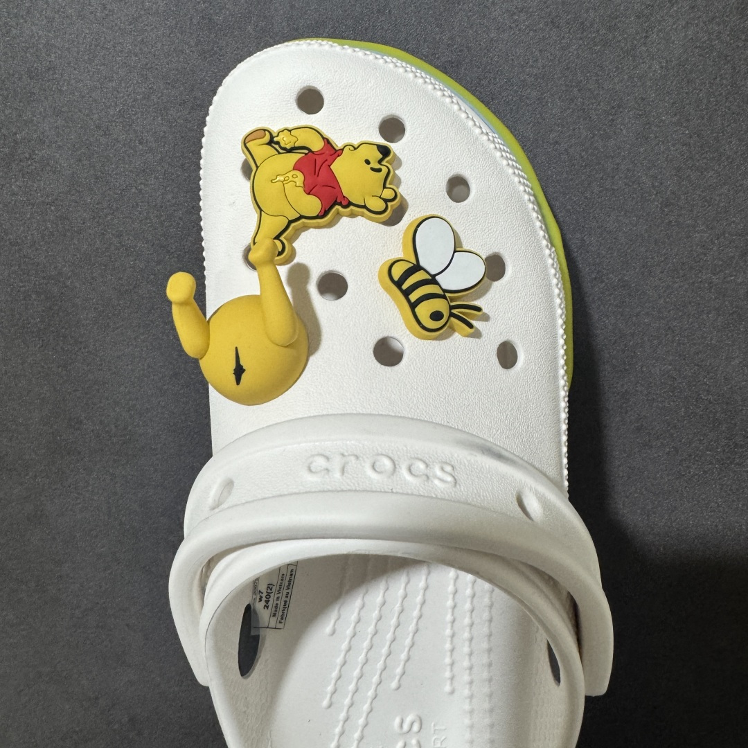 图片[5]-【韩国订单】Crocs 卡骆驰 Clog 明星印花款 两用沙滩洞洞鞋 凉鞋拖鞋 全新莞产高端品质 鞋底可增高2CM 鞋面更加耐用易清洗 该鞋款轻盈舒适 尺码：M4（36-37）M5（37-38）M6（38-39）M7(39-40）M8（41-42）M9（42-43）M10（43-44）M11（45-46）-选品中心