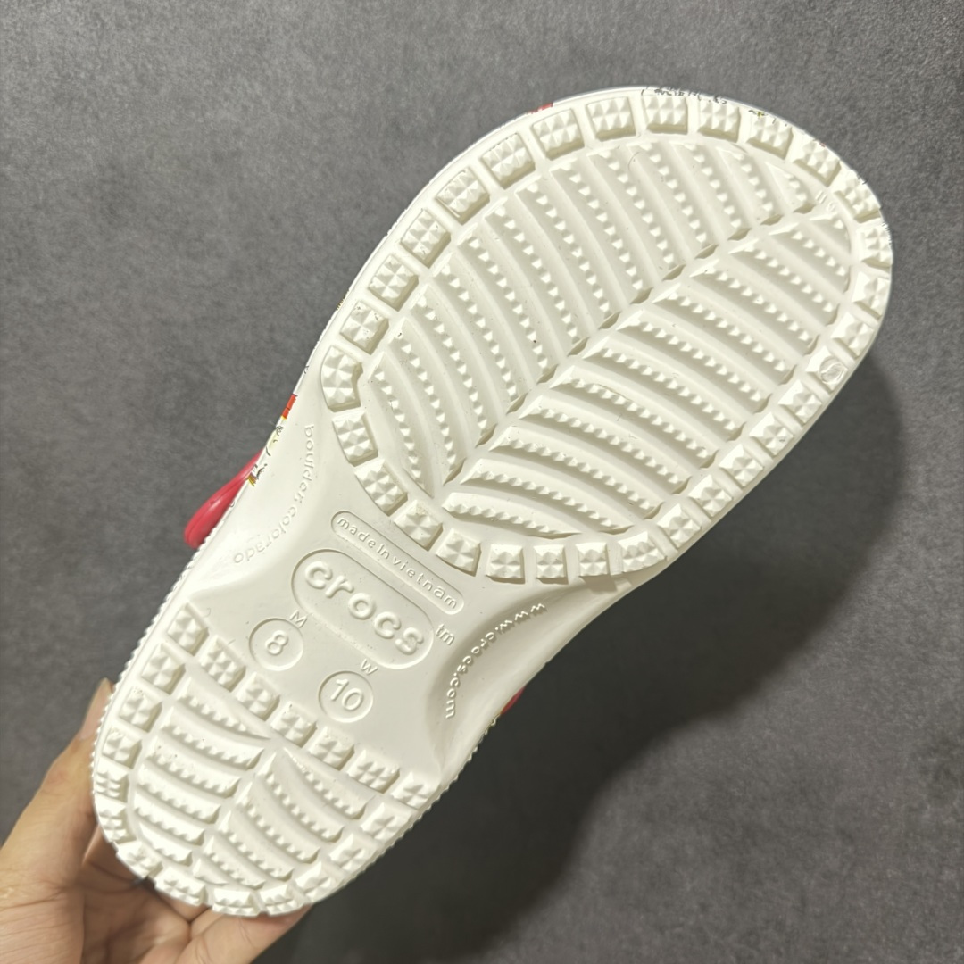 图片[9]-【韩国订单】Crocs 卡骆驰 Clog 明星印花款 两用沙滩洞洞鞋 凉鞋拖鞋 全新莞产高端品质 鞋底可增高2CM 鞋面更加耐用易清洗 该鞋款轻盈舒适 尺码：M4（36-37）M5（37-38）M6（38-39）M7(39-40）M8（41-42）M9（42-43）M10（43-44）M11（45-46）-选品中心