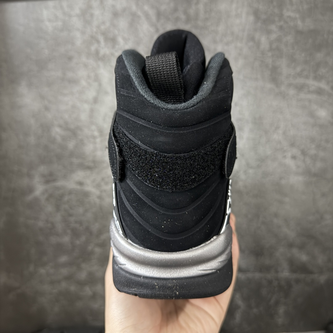 Air Jordan 8 AJ8黑银 -003AJ8是迈克尔乔丹 1993年完成三连冠时所穿的战靴，主体