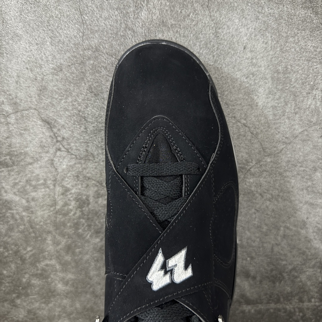 Air Jordan 8 AJ8黑银 -003AJ8是迈克尔乔丹 1993年完成三连冠时所穿的战靴，主体