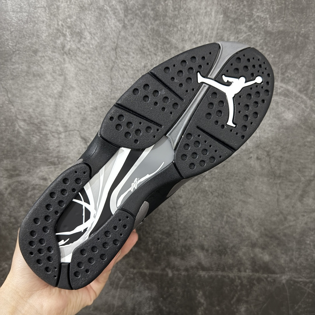 Air Jordan 8 AJ8黑银 -003AJ8是迈克尔乔丹 1993年完成三连冠时所穿的战靴，主体