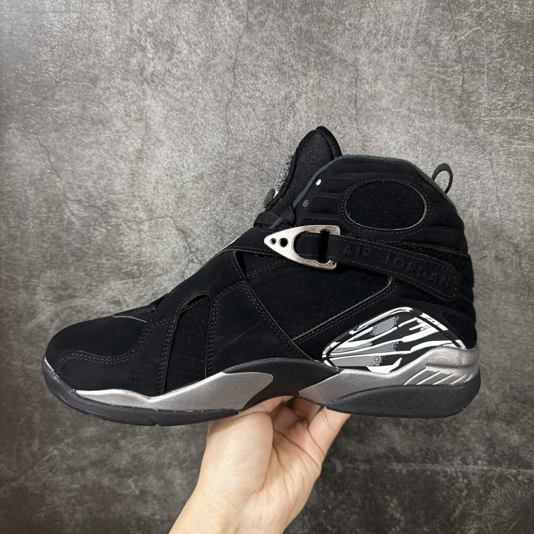 Air Jordan 8 AJ8黑银 -003AJ8是迈克尔乔丹 1993年完成三连冠时所穿的战靴，主体