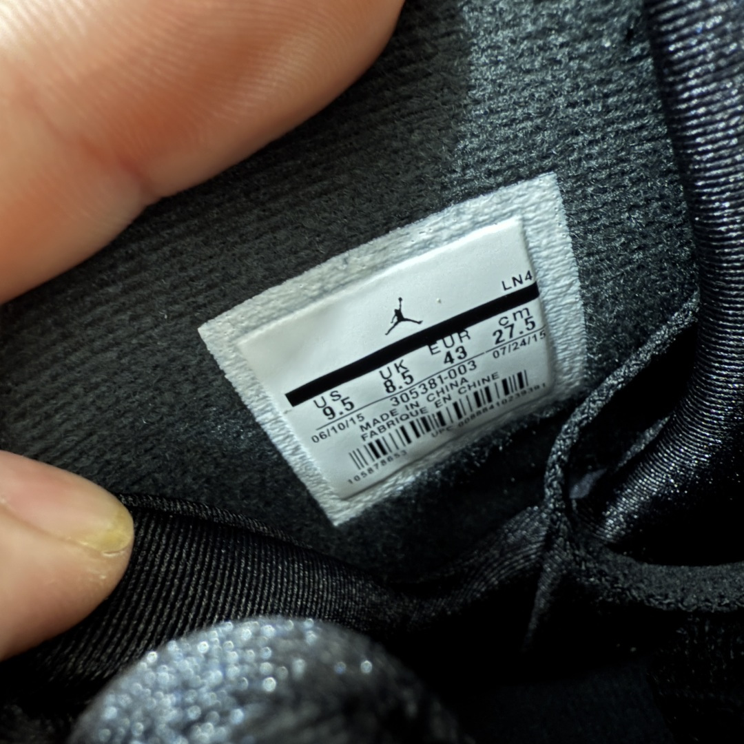 Air Jordan 8 AJ8黑银 -003AJ8是迈克尔乔丹 1993年完成三连冠时所穿的战靴，主体