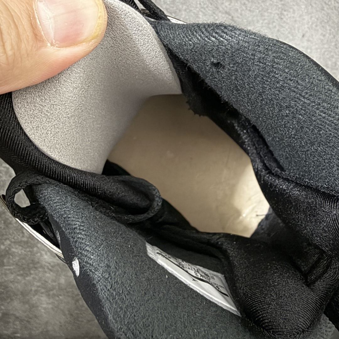 Air Jordan 8 AJ8黑银 -003AJ8是迈克尔乔丹 1993年完成三连冠时所穿的战靴，主体