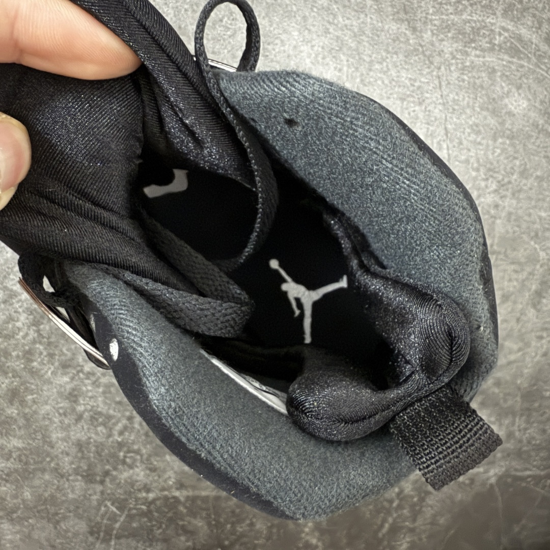 Air Jordan 8 AJ8黑银 -003AJ8是迈克尔乔丹 1993年完成三连冠时所穿的战靴，主体
