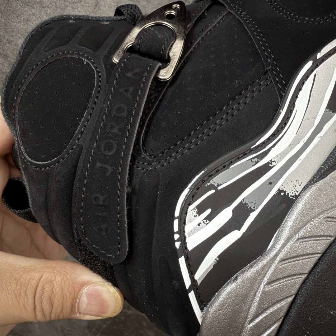 Air Jordan 8 AJ8黑银 -003AJ8是迈克尔乔丹 1993年完成三连冠时所穿的战靴，主体