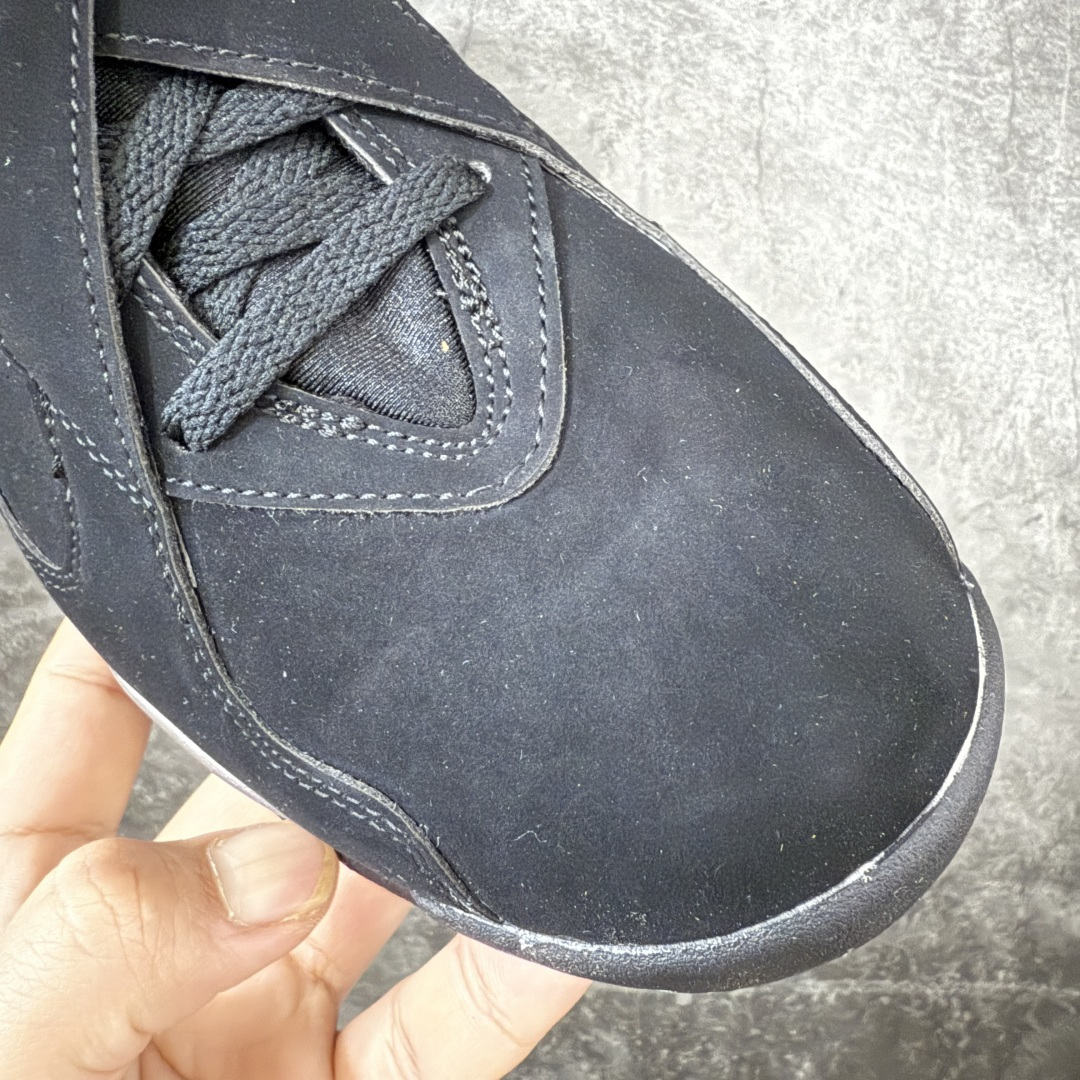 Air Jordan 8 AJ8黑银 -003AJ8是迈克尔乔丹 1993年完成三连冠时所穿的战靴，主体