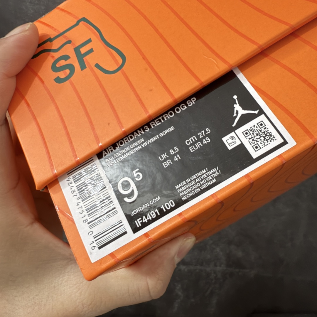 图片[10]-【XP纯原】Solefly x Air Jordan 3 Retro \”Miami\” 迈阿密联名 白绿橙 AJ3 乔丹3代 aj3 乔3 白绿橙 乔丹篮球鞋系列 迈阿密鞋店Solefly和Jordan Brandb再次联手，打造全新的Air Jordan 3联名款，设计灵感源于主理人Carlos Prieto的家族从古巴到迈阿密的移民故事，橙绿配色不仅呼应迈阿密飓风队，更象征着活力与传承。鞋身以白色皮革为基底，搭配绿色麂皮鞋头与橙色麂皮后跟，质感高级又复古；鞋舌上Jumpmman Logo采用绿色点缀，中底采用做旧奶油色，搭配橙色橡胶外底，瞬间拉回80年代氛围；鞋后跟拉片下的SoleFly浮雕Logo与Nike Air标志，彩蛋是鞋舌绣有\”Sunshine State\”和\”Miami\”字样，彩蛋十足！鞋盒还将SF与店铺所在地区佛罗里达州的地图结合在一起，突显本次联名的专属身份。 货号：IF4491-100 尺码：36-46 带半码-选品中心