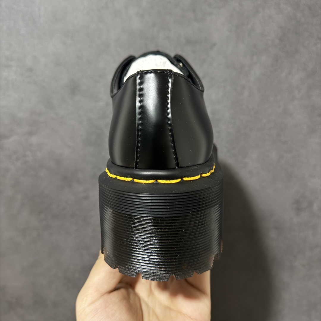 图片[4]-【公司级】著名工鞋品牌-马汀博士Dr. Martens Chelsea Boots 2976经典百搭英伦环带扣切尔西马丁靴25567001 #女鞋广东中山代工厂出品#原厂数据纸版开发版型#同源进口粒面牛皮打造鞋面#精致三线缝制/加固鞋身#高成本还原固特异热熔焊接缝制工艺#鞋底不用胶水,鞋底鞋面缝合牢固不开胶#固特异沿条接口/手工对接,每双都不同,车线重合也不同区别先行版本#原厂PVC高密度牛筋大底/牢固抓地,防滑耐磨,跟高3cm,有略微增高效果 尺码：35-42无半码-选品中心