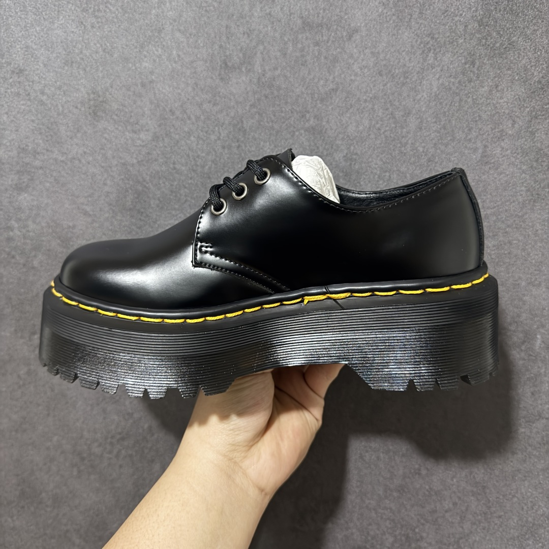 图片[2]-【公司级】著名工鞋品牌-马汀博士Dr. Martens Chelsea Boots 2976经典百搭英伦环带扣切尔西马丁靴25567001 #女鞋广东中山代工厂出品#原厂数据纸版开发版型#同源进口粒面牛皮打造鞋面#精致三线缝制/加固鞋身#高成本还原固特异热熔焊接缝制工艺#鞋底不用胶水,鞋底鞋面缝合牢固不开胶#固特异沿条接口/手工对接,每双都不同,车线重合也不同区别先行版本#原厂PVC高密度牛筋大底/牢固抓地,防滑耐磨,跟高3cm,有略微增高效果 尺码：35-42无半码-选品中心
