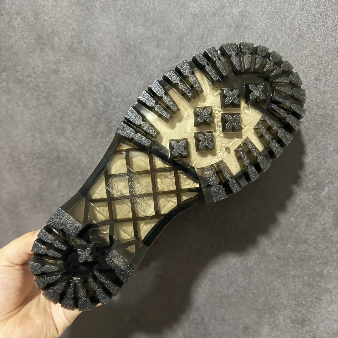 图片[9]-【公司级】著名工鞋品牌-马汀博士Dr. Martens Chelsea Boots 2976经典百搭英伦环带扣切尔西马丁靴25567001 #女鞋广东中山代工厂出品#原厂数据纸版开发版型#同源进口粒面牛皮打造鞋面#精致三线缝制/加固鞋身#高成本还原固特异热熔焊接缝制工艺#鞋底不用胶水,鞋底鞋面缝合牢固不开胶#固特异沿条接口/手工对接,每双都不同,车线重合也不同区别先行版本#原厂PVC高密度牛筋大底/牢固抓地,防滑耐磨,跟高3cm,有略微增高效果 尺码：35-42无半码-选品中心
