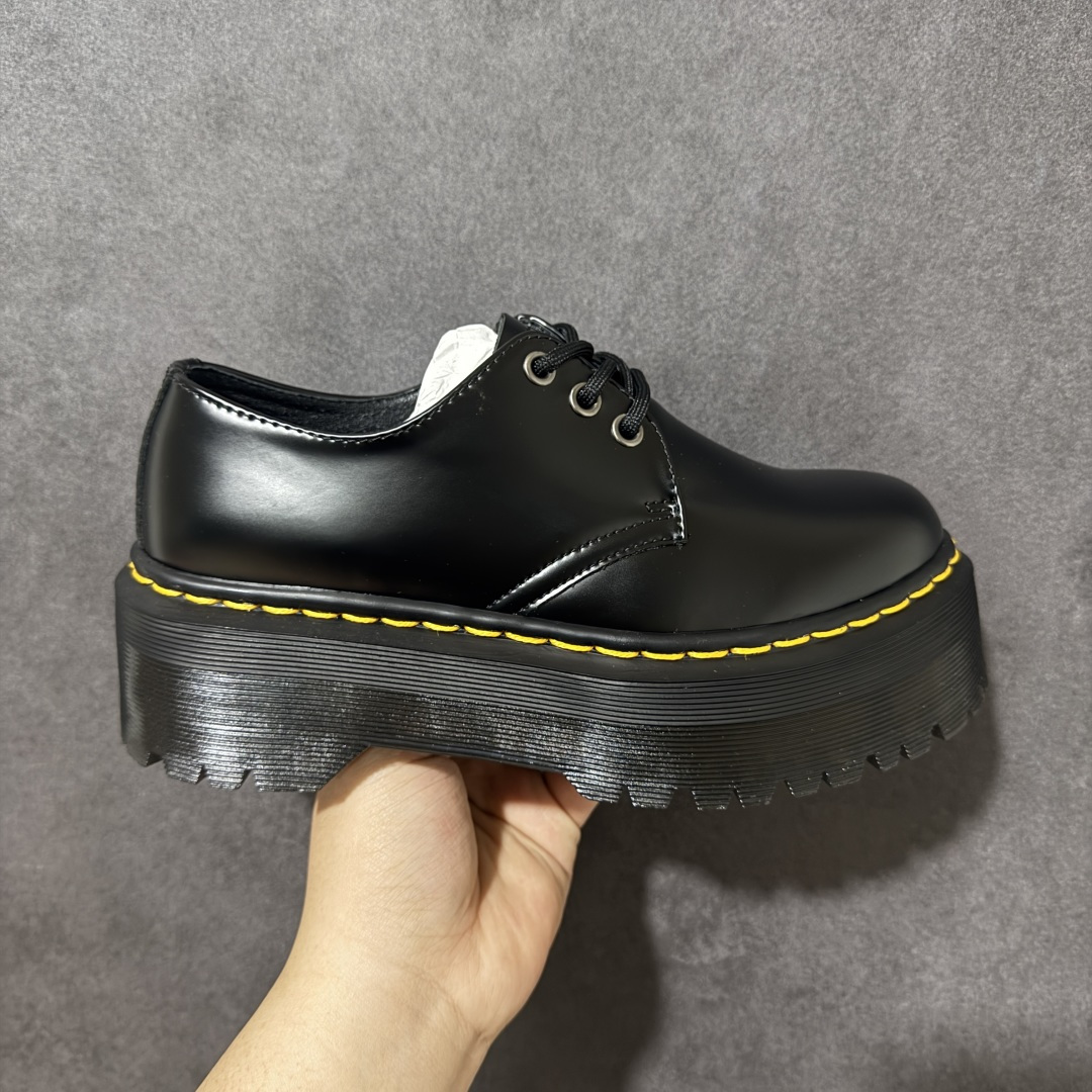 【公司级】著名工鞋品牌-马汀博士Dr. Martens Chelsea Boots 2976经典百搭英伦环带扣切尔西马丁靴25567001 #女鞋广东中山代工厂出品#原厂数据纸版开发版型#同源进口粒面牛皮打造鞋面#精致三线缝制/加固鞋身#高成本还原固特异热熔焊接缝制工艺#鞋底不用胶水,鞋底鞋面缝合牢固不开胶#固特异沿条接口/手工对接,每双都不同,车线重合也不同区别先行版本#原厂PVC高密度牛筋大底/牢固抓地,防滑耐磨,跟高3cm,有略微增高效果 尺码：35-42无半码-选品中心