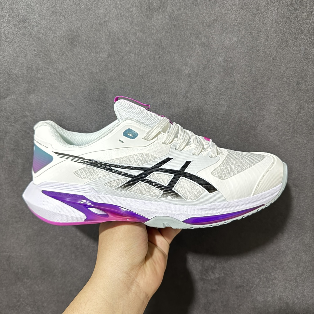 【公司级】Ascis Sky Elite FF 4 亚瑟士舒适百搭 中帮 排球训练鞋 男女款高性能运动鞋。 中底采用亚瑟士独家的ff blast+发泡材质，不仅强化了回弹性能，还让触地体验更加柔软。这种材料在提供充足缓震的同时，还能帮助运动员更有效地利用地面反作用力，从而增强弹跳力。为了提升运动时的稳定性，Asics Sky Elite FF 4排球鞋内置了巨型树脂支撑片risetruss。这一设计能够防止脚部在快速移动或跳跃时发生扭转，让运动员能够更自信地应对各种动作。鞋底采用耐磨橡胶材质，这种材料具有出色的耐磨性和抓地力。无论是在室内木地板还是室外场地，Asics Sky Elite FF 4排球鞋都能提供稳定的支撑和抓地效果。鞋面材料经过精心挑选，既保证了足够的强度，又具有良好的透气性。这样，运动员在运动过程中就能保持脚部的干爽和舒适。Asics Sky Elite FF 4排球鞋凭借其出色的科技亮点、设计特点和适用场景与人群，成为了一款备受排球运动员青睐的高性能运动鞋。 尺码：36-45 编码：AMB24025-选品中心