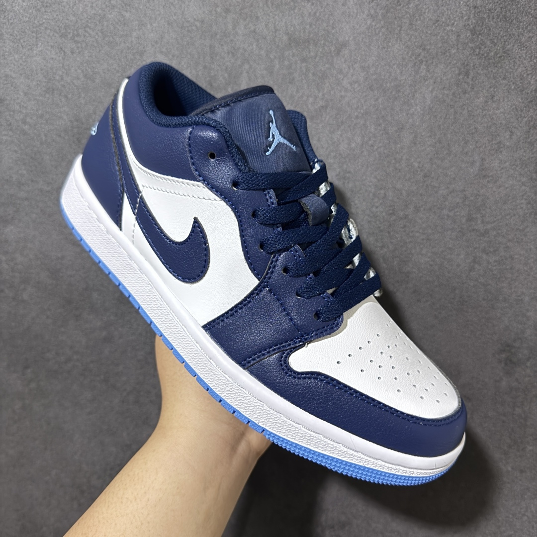 图片[3]-【H11纯原】Nike Air Jordan 1 Low SE AJ1 乔一 舒适贴合 防滑耐磨 低帮 复古篮球鞋 货号：553558-404 尺码：35.5 36 36.5 37.5 38 38.5 39 40 40.5 41 42 42.5 43 44 45 46 47.5 #H11顶级纯原 纯原外贸平台特供订单 #全套原纸板楦头开发 #原厂特供材料配套加持 #确保原汁原味 完美呈现版型 #原档数据独家私模大底 #男女鞋同步官方开发至48.5 #原装进口轻量化鞋垫 #进口港宝加持 后跟自然饱满 还原公司包裹性 #鞋面采用原装数据贴合技术 #全方位贴合包裹脚型 #鞋跟部鞋底牵引设计 #提供强大的抓地性能 #更适应不同实战场地路面-选品中心