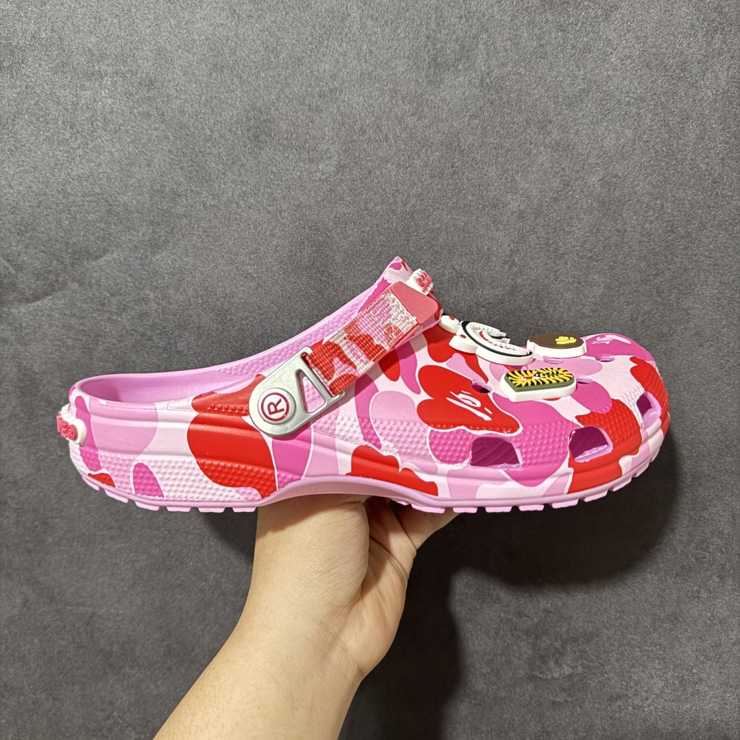 【莞产原厂版】BAPE x Crocs卡骆驰 洞洞鞋联名4色 东莞原厂出品，拼标过验！ 欢迎对比，顶级品质区别市面通货！ 同步官方尺码： M4=36-37（22CM） M5=37-38（23CM） M6=38-39（24CM） M7=39-40 (25CM) M8=40-41 (26CM) M9=42-43（27CM） M10=43-44（28CM） M11=45-46 （29CM）-选品中心