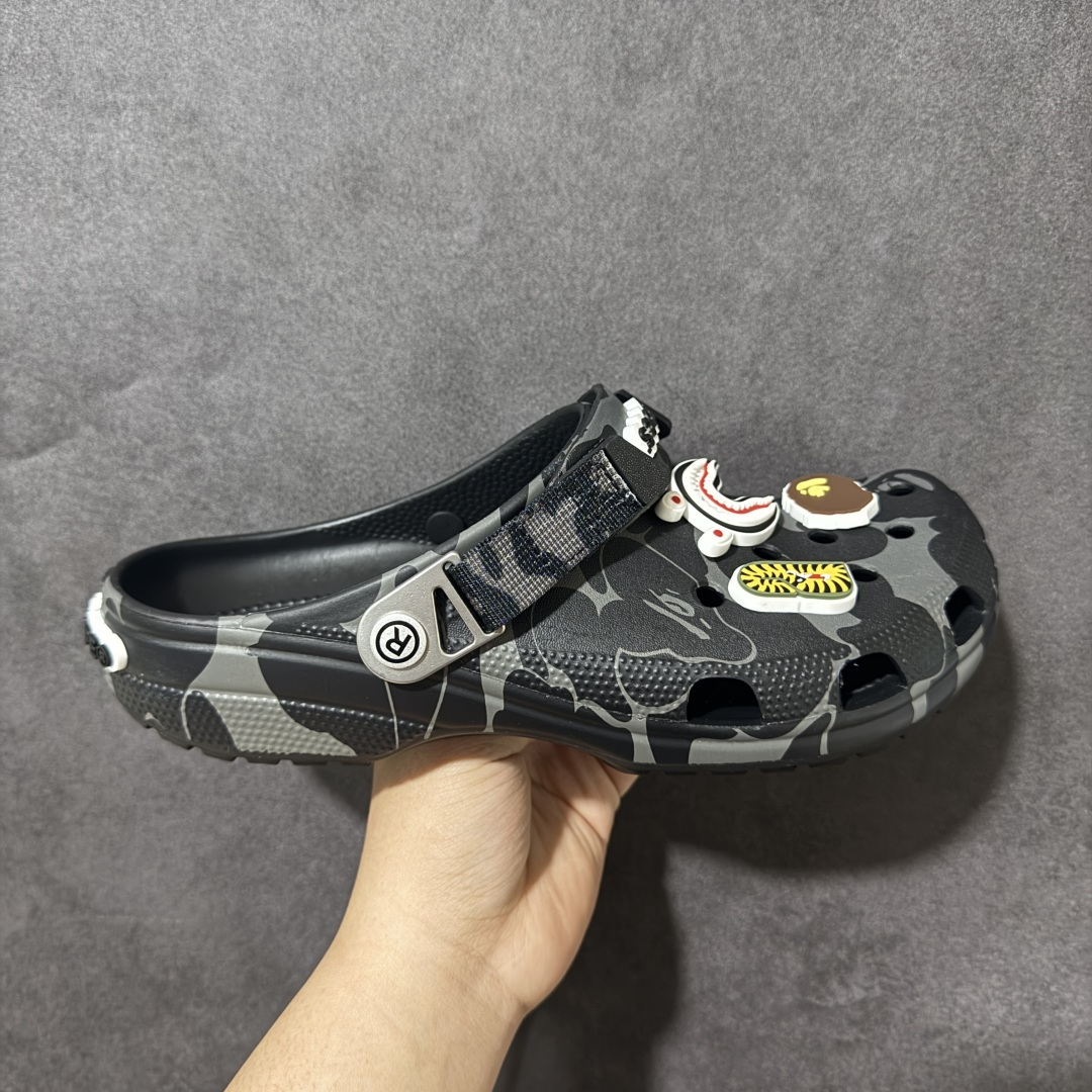 【莞产原厂版】BAPE x Crocs卡骆驰 洞洞鞋联名4色 东莞原厂出品，拼标过验！ 欢迎对比，顶级品质区别市面通货！ 同步官方尺码： M4=36-37（22CM） M5=37-38（23CM） M6=38-39（24CM） M7=39-40 (25CM) M8=40-41 (26CM) M9=42-43（27CM） M10=43-44（28CM） M11=45-46 （29CM）-选品中心