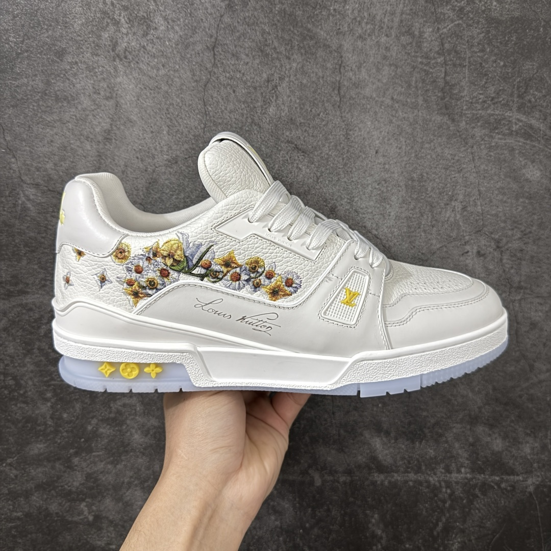 【莞产DM版本】LV Louis Vuitton Trainer 低帮休闲板鞋 代购级别 ZP级全套包装 原版购入历时近两个月开发打造！ 经典多拼色超好看 原版完美楦型 调试了两个月 鞋面独家订制压纹粒面小牛皮 大底TPU、模具费2w+ 质感媲美原版 垫脚聚米微料加透气英伦网布 细节原版一致 ❗️请注意区分市面通货材料 版型 包装配件 尺码： 39 40 41 42 43 44 45 46-选品中心