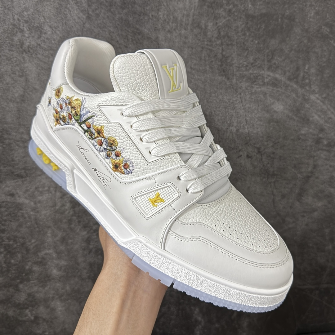 图片[3]-【莞产DM版本】LV Louis Vuitton Trainer 低帮休闲板鞋 代购级别 ZP级全套包装 原版购入历时近两个月开发打造！ 经典多拼色超好看 原版完美楦型 调试了两个月 鞋面独家订制压纹粒面小牛皮 大底TPU、模具费2w+ 质感媲美原版 垫脚聚米微料加透气英伦网布 细节原版一致 ❗️请注意区分市面通货材料 版型 包装配件 尺码： 39 40 41 42 43 44 45 46-选品中心