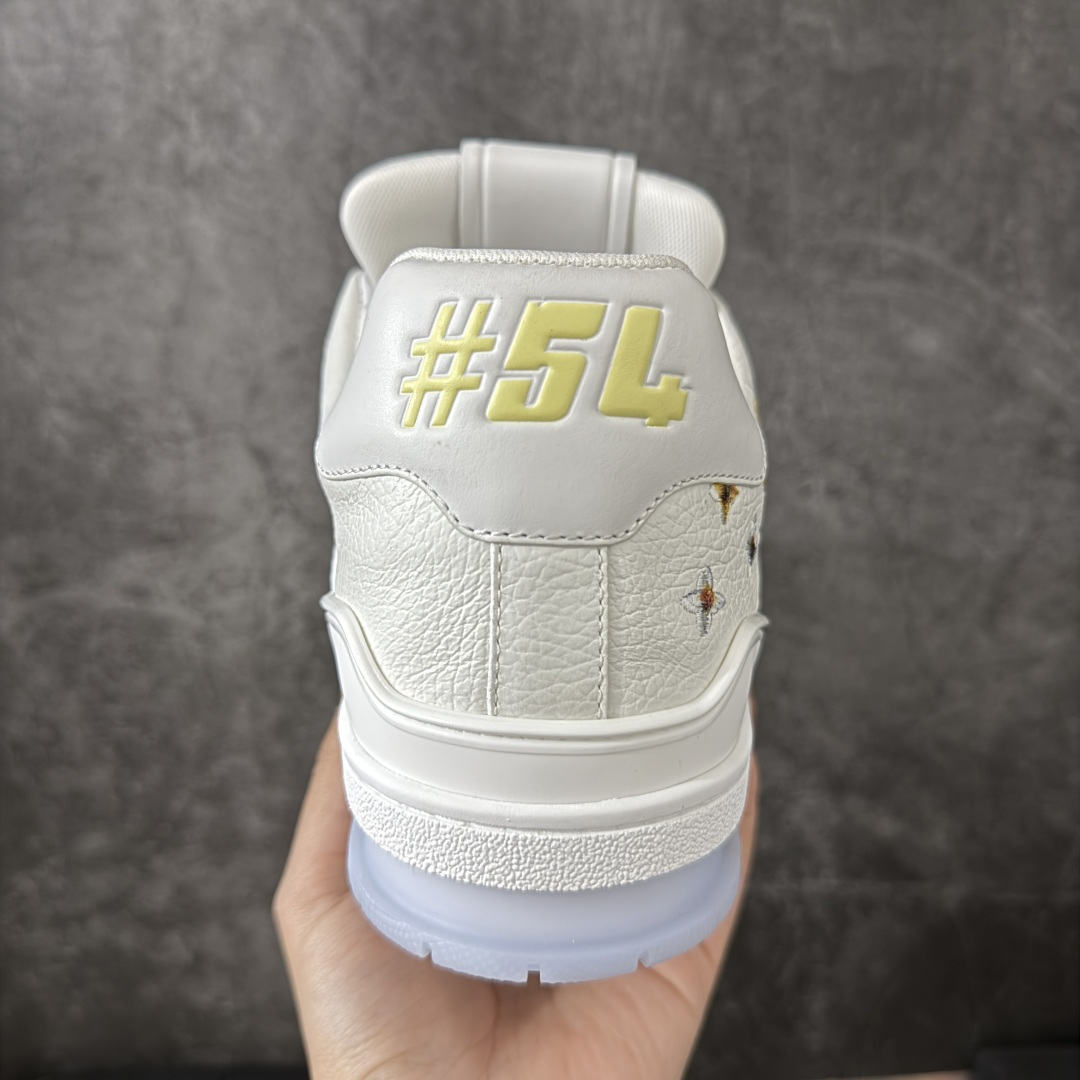 图片[4]-【莞产DM版本】LV Louis Vuitton Trainer 低帮休闲板鞋 代购级别 ZP级全套包装 原版购入历时近两个月开发打造！ 经典多拼色超好看 原版完美楦型 调试了两个月 鞋面独家订制压纹粒面小牛皮 大底TPU、模具费2w+ 质感媲美原版 垫脚聚米微料加透气英伦网布 细节原版一致 ❗️请注意区分市面通货材料 版型 包装配件 尺码： 39 40 41 42 43 44 45 46-选品中心